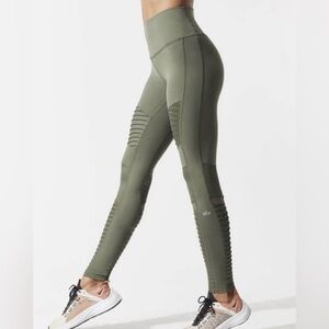 Alo Yoga Small Army Green Leggings. ⚡️🖤